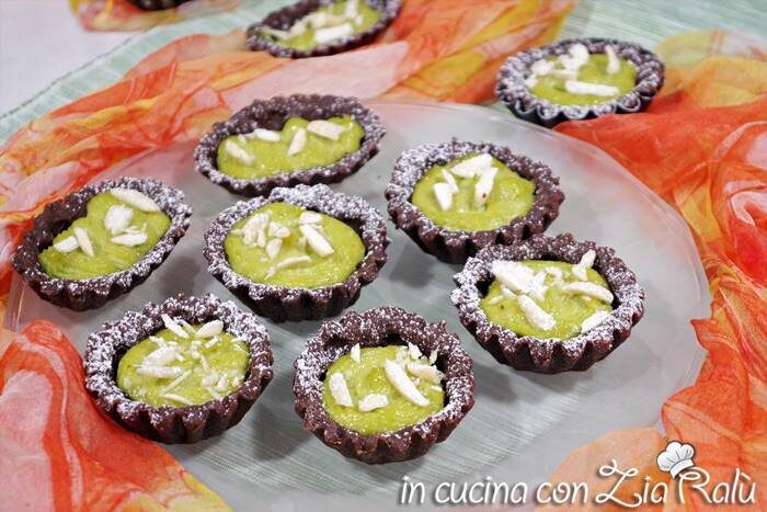 Crostatine al cacao con crema di avocado