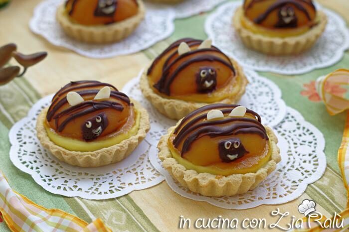 Crostatine con albicocche sciroppate – api e fiori