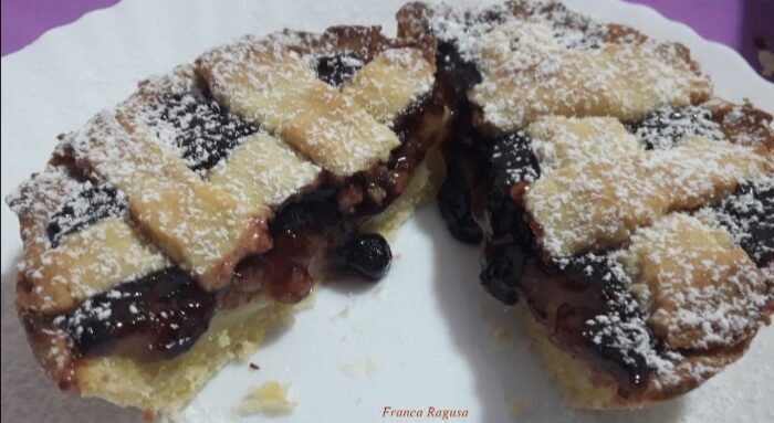 Crostatine con marmellata ai frutti di bosco e crema pasticcera