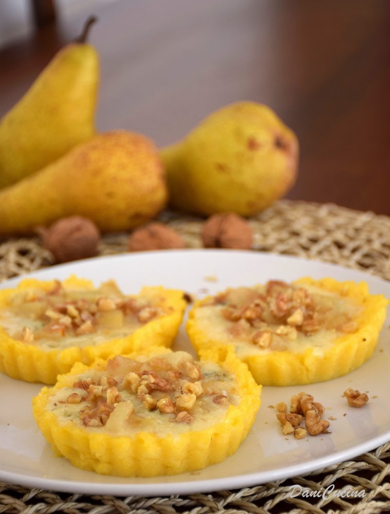 Crostatine di polenta con gorgonzola, noci e pere caramellate