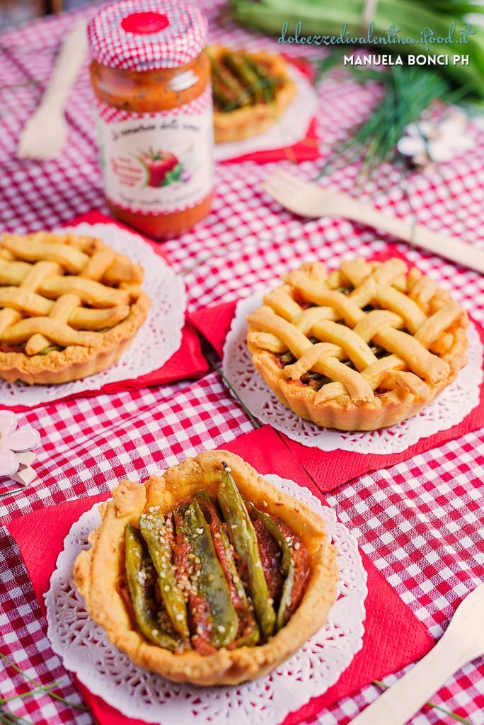 Crostatine salate con sugo e taccole