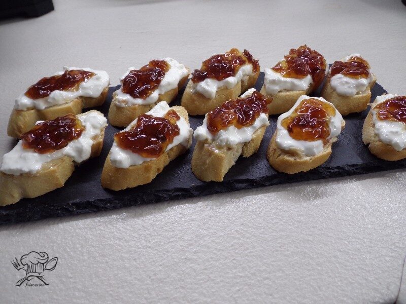 Crostini cipolle caramellate e stracciatella