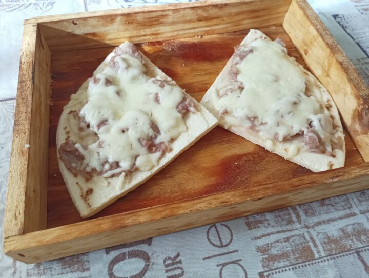 Crostini di piadina con salsiccia e mozzarella