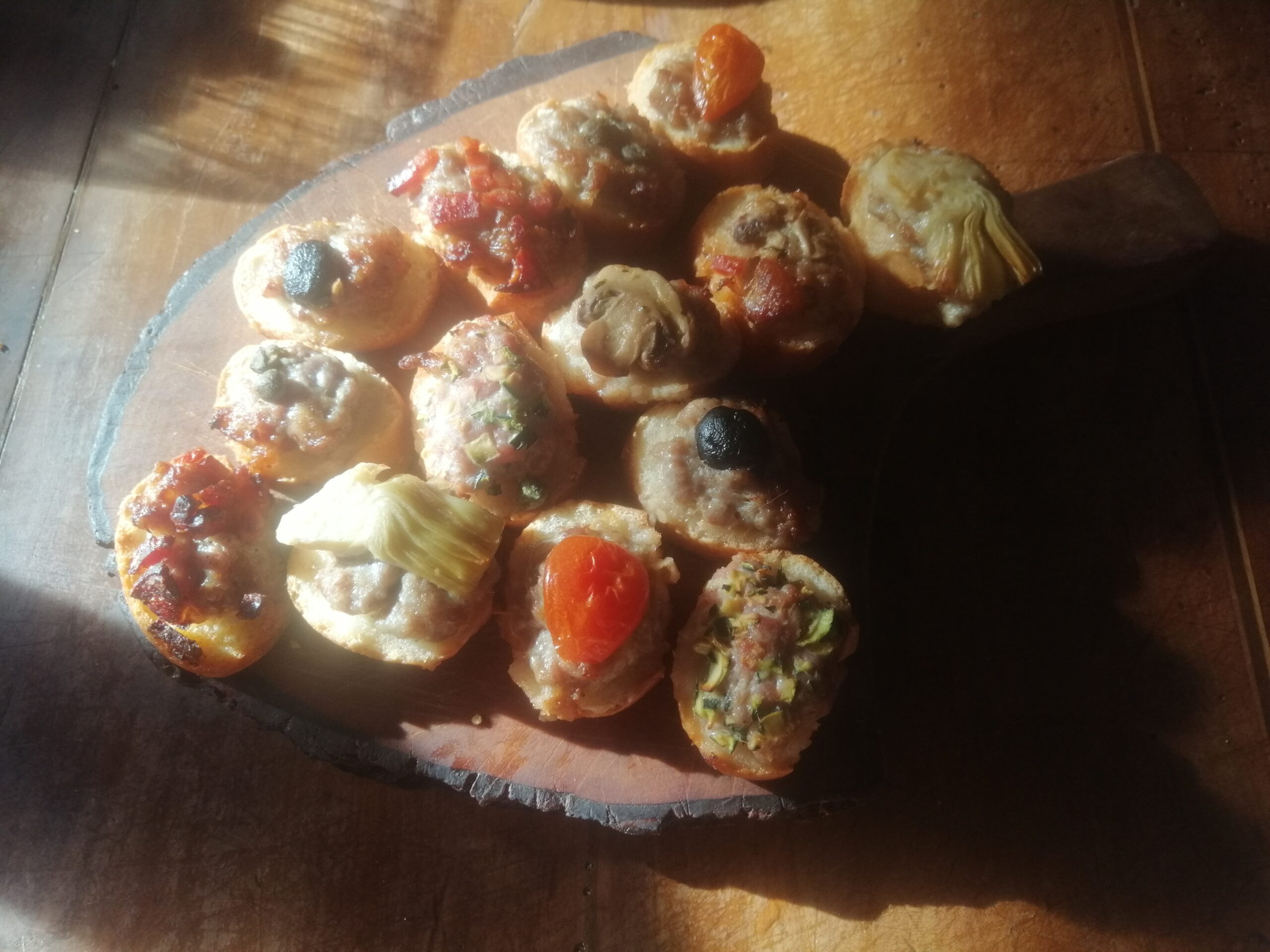 Crostini misti di carne e salsiccia