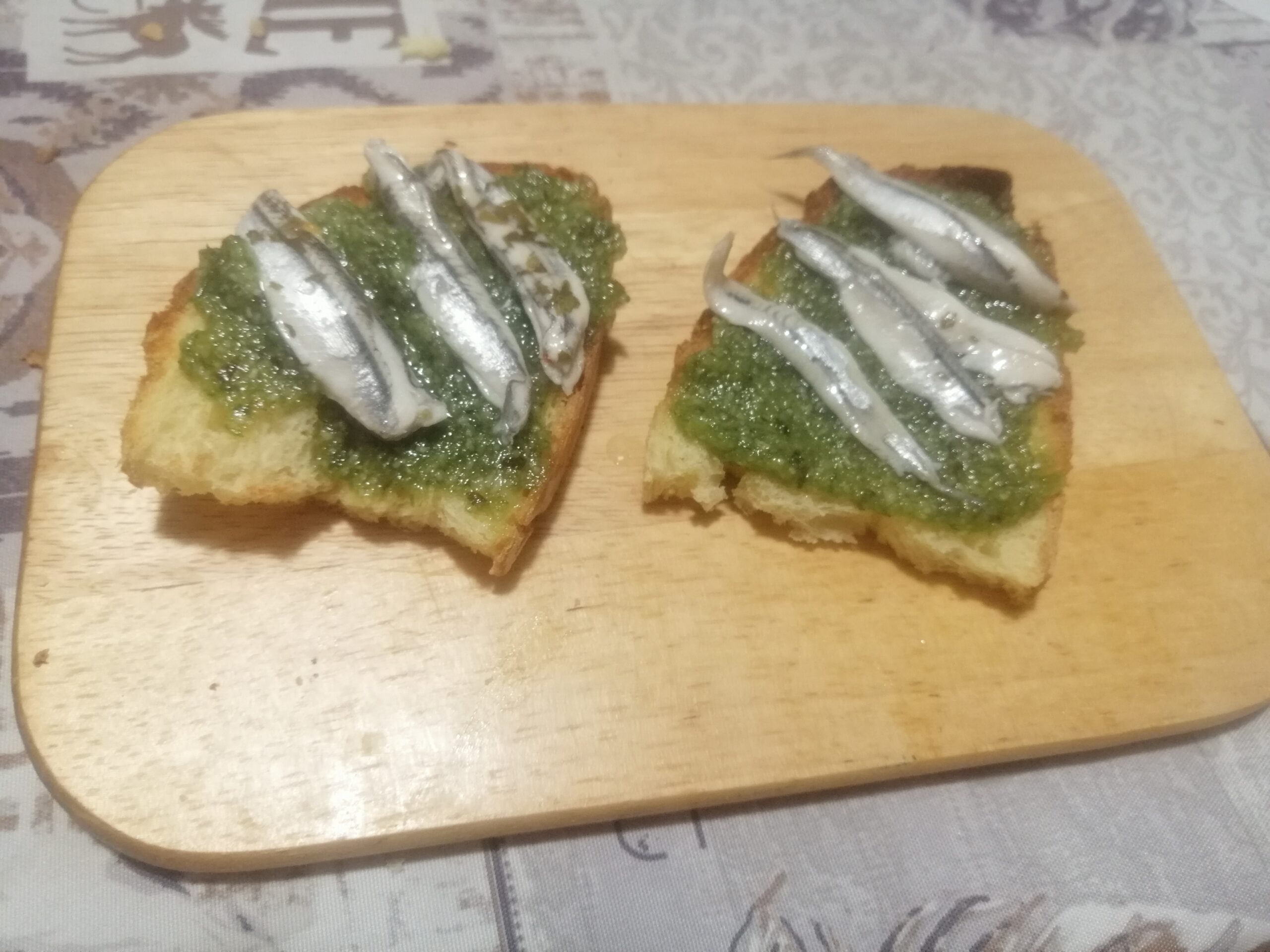 Crostoni con alici marinate