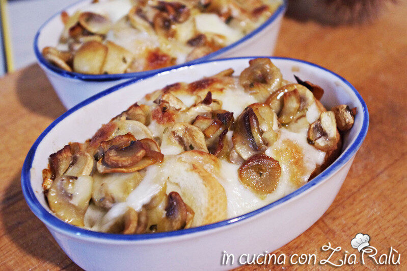 Crostoni funghi e scamorza