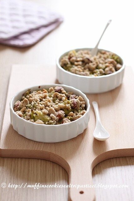 Crumble di broccolo romanesco con frutta secca e provolone