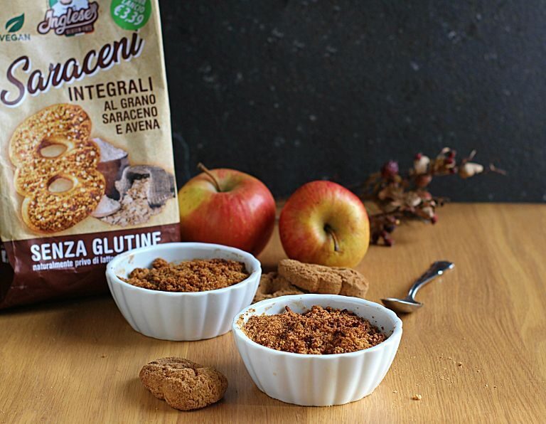Crumble di mele e biscotti saraceni di inglese senza glutine