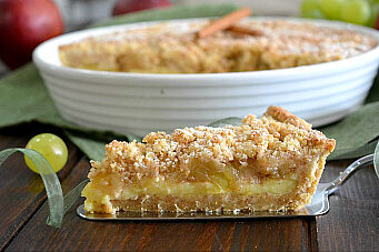 Crumble rustico di mele e uva speziate