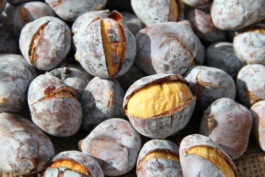 Cuocere le castagne al forno