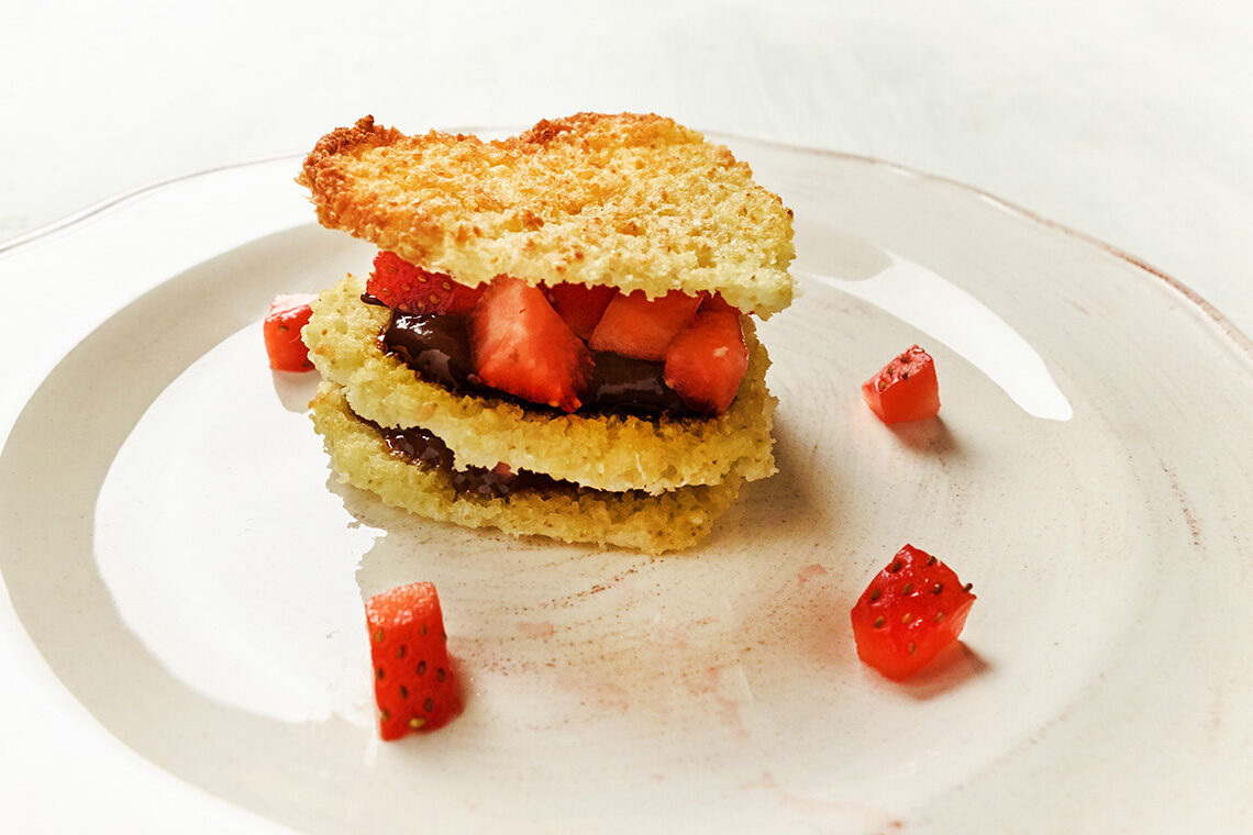 Cuori di miglio con fragole e cioccolata