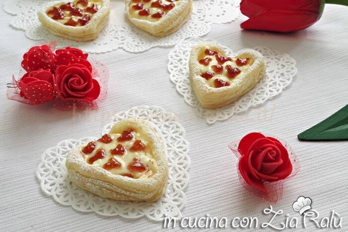Cuori di pasta sfoglia alla crema