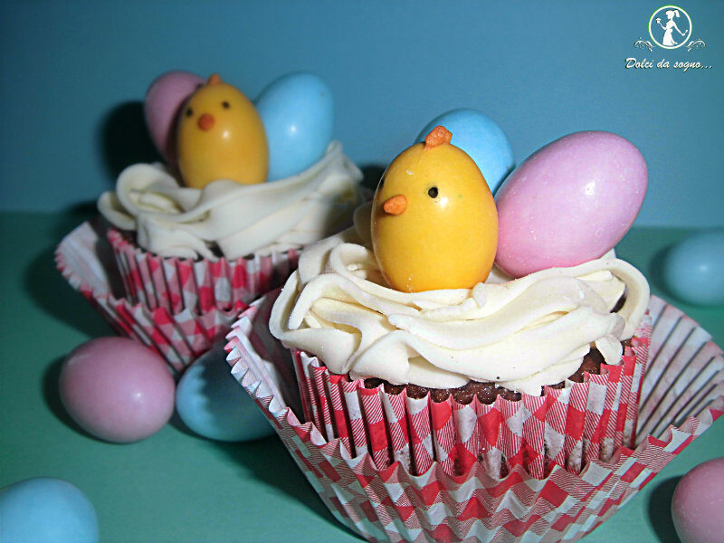 Cupcake al cioccolato con nido e pulcino