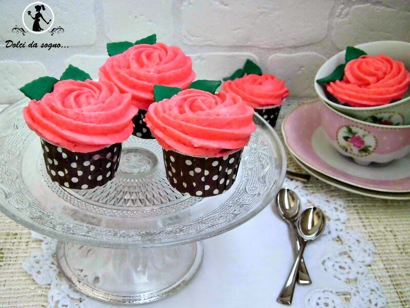 Cupcake al cioccolato con rose di burro