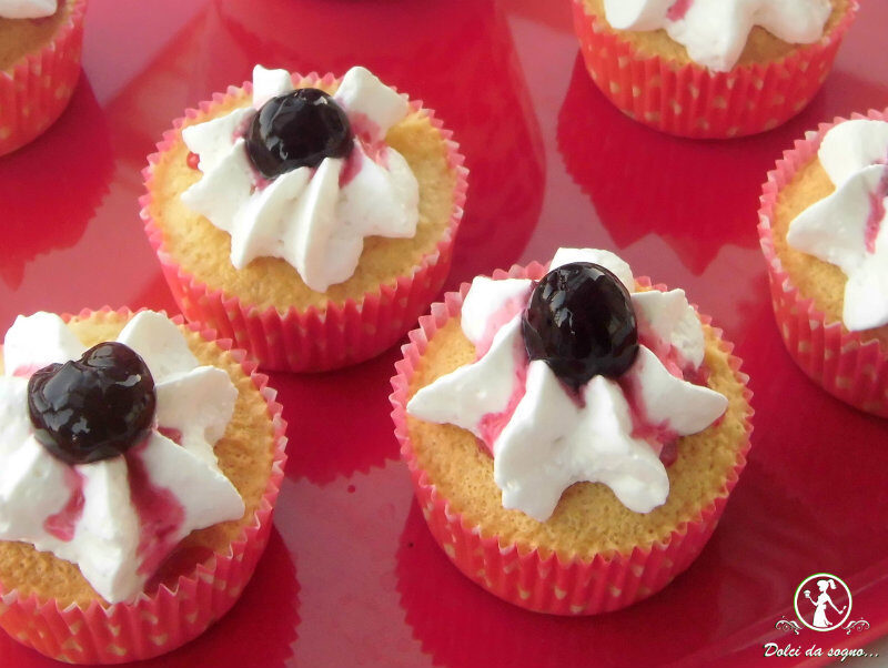 Cupcake alla vaniglia con amarene sciroppate
