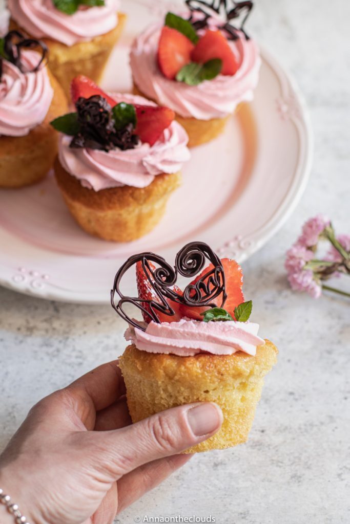 Cupcake alla vaniglia (decorati con frosting)