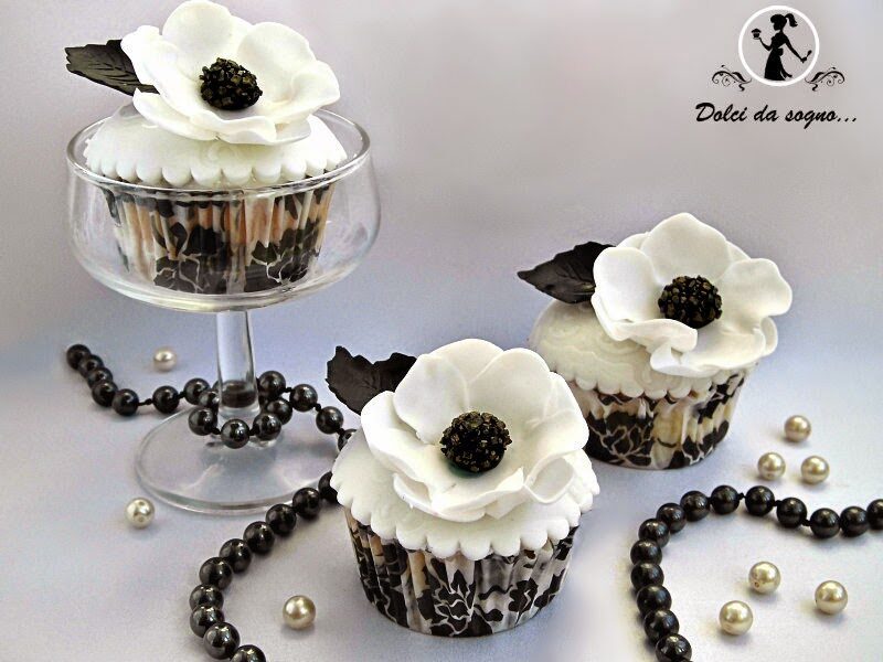 Cupcake con anemoni in gum past