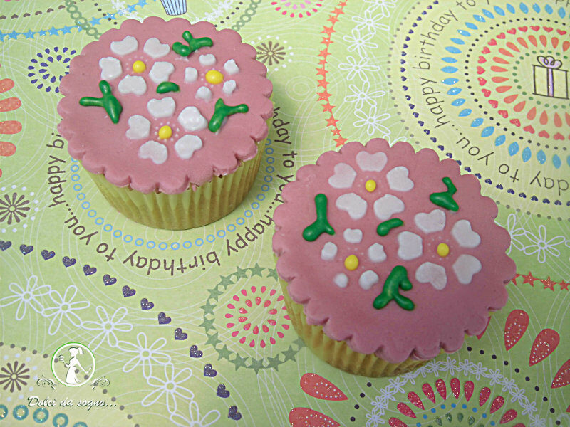 Cupcake decorati con la tecnica dello stencil