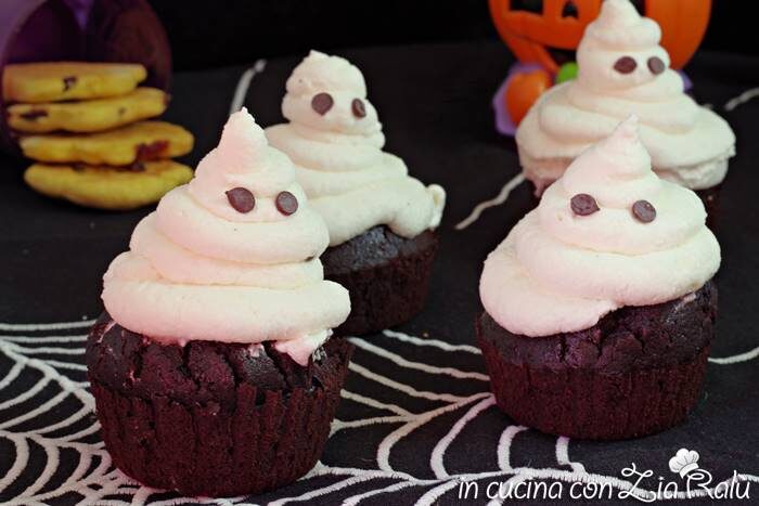 Cupcakes al cacao fantasmini di halloween
