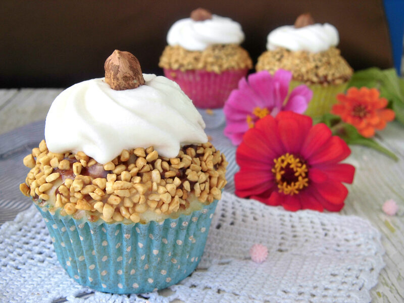 Cupcakes con cioccolato e granella di nocciole