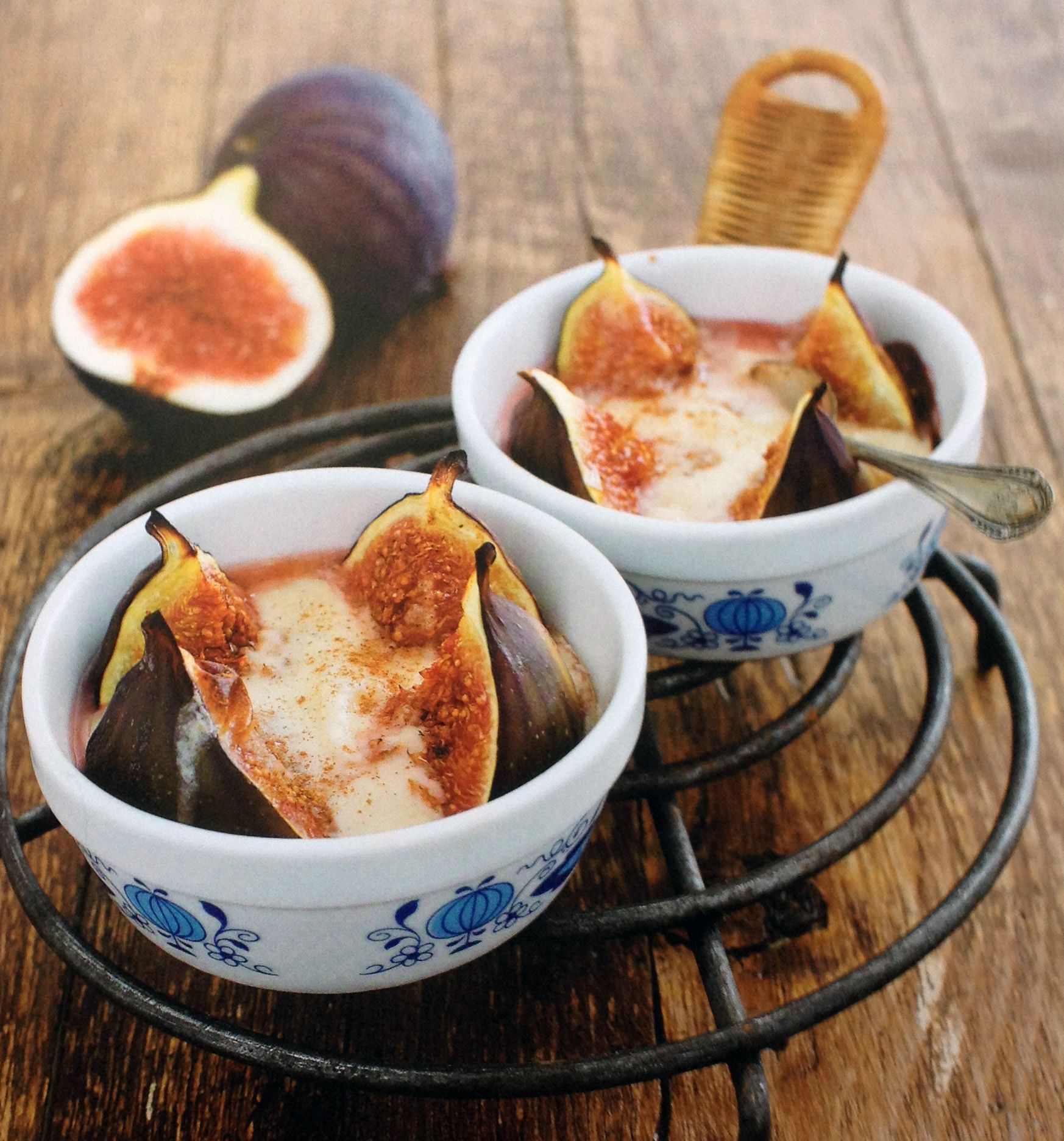 Dolce ai fichi gratinati, vino rosso e crema di vaniglia