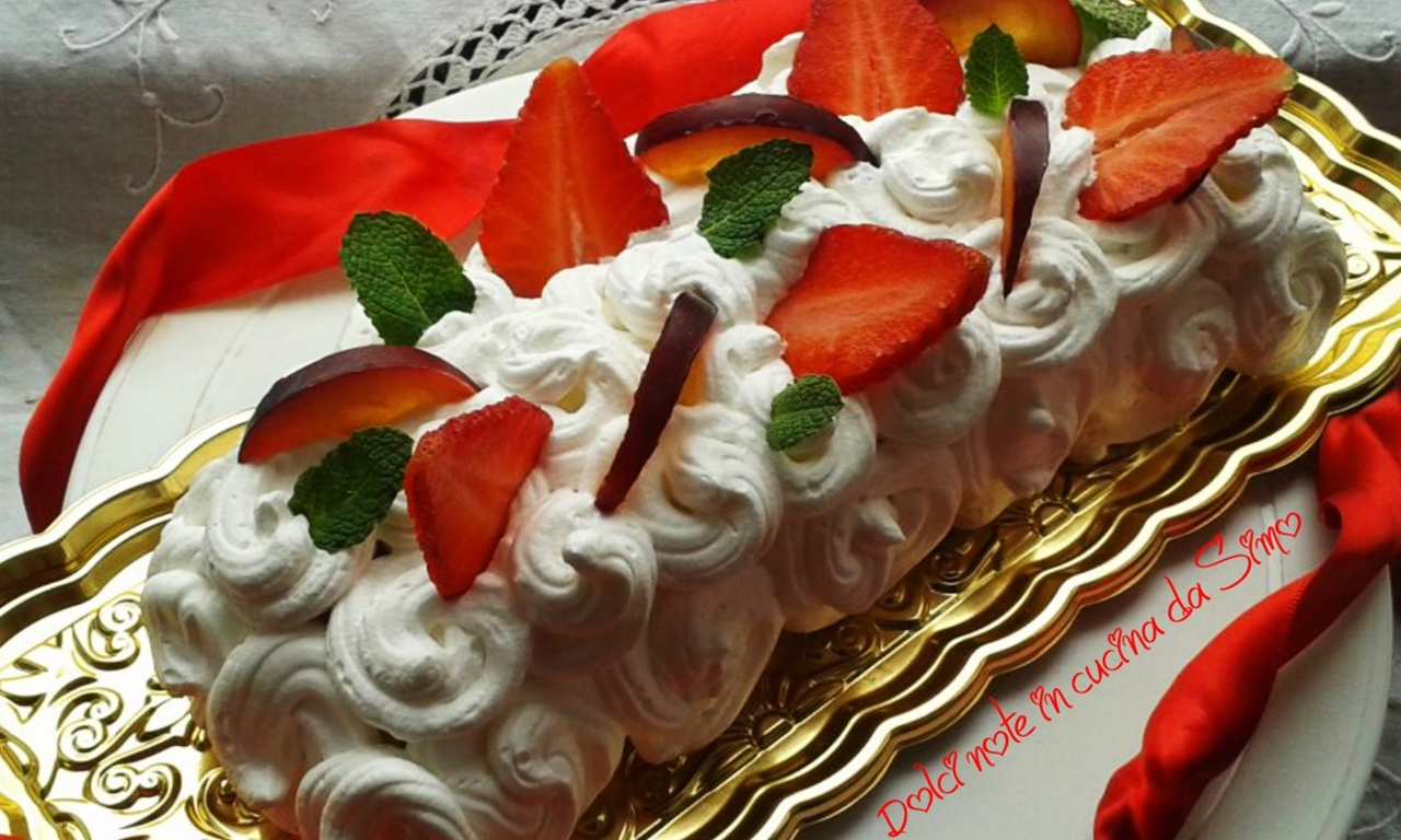 Dolce rotolo alla marmellata e frutta