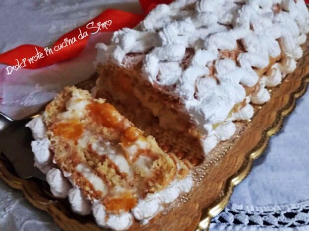 Dolce rotolo con crema al latte e pesche