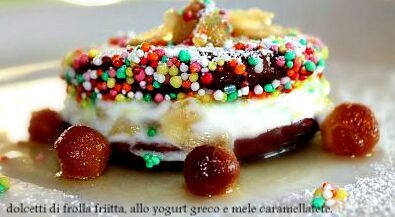 Dolcetti di frolla fritta allo yogurt greco e mele caramellate