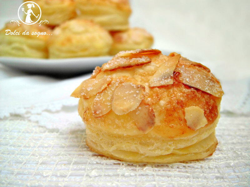 Dolcetti di pasta sfoglia con le mandorle