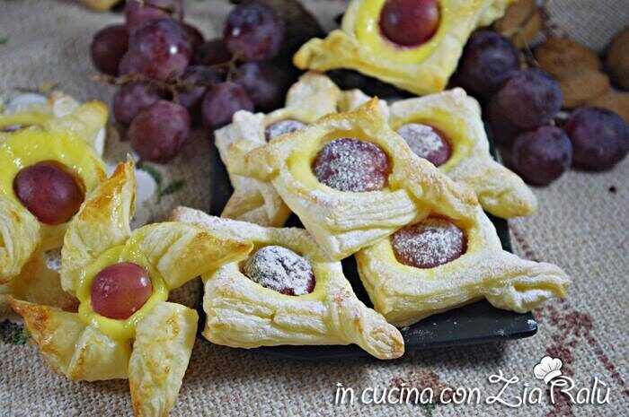 Dolci di pasta sfoglia uva e mascarpone