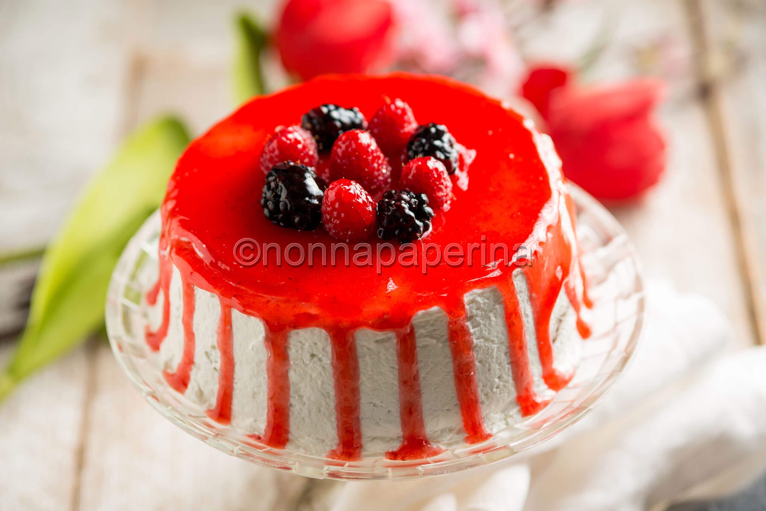 Drip cake ai frutti di bosco, una torta scenografica