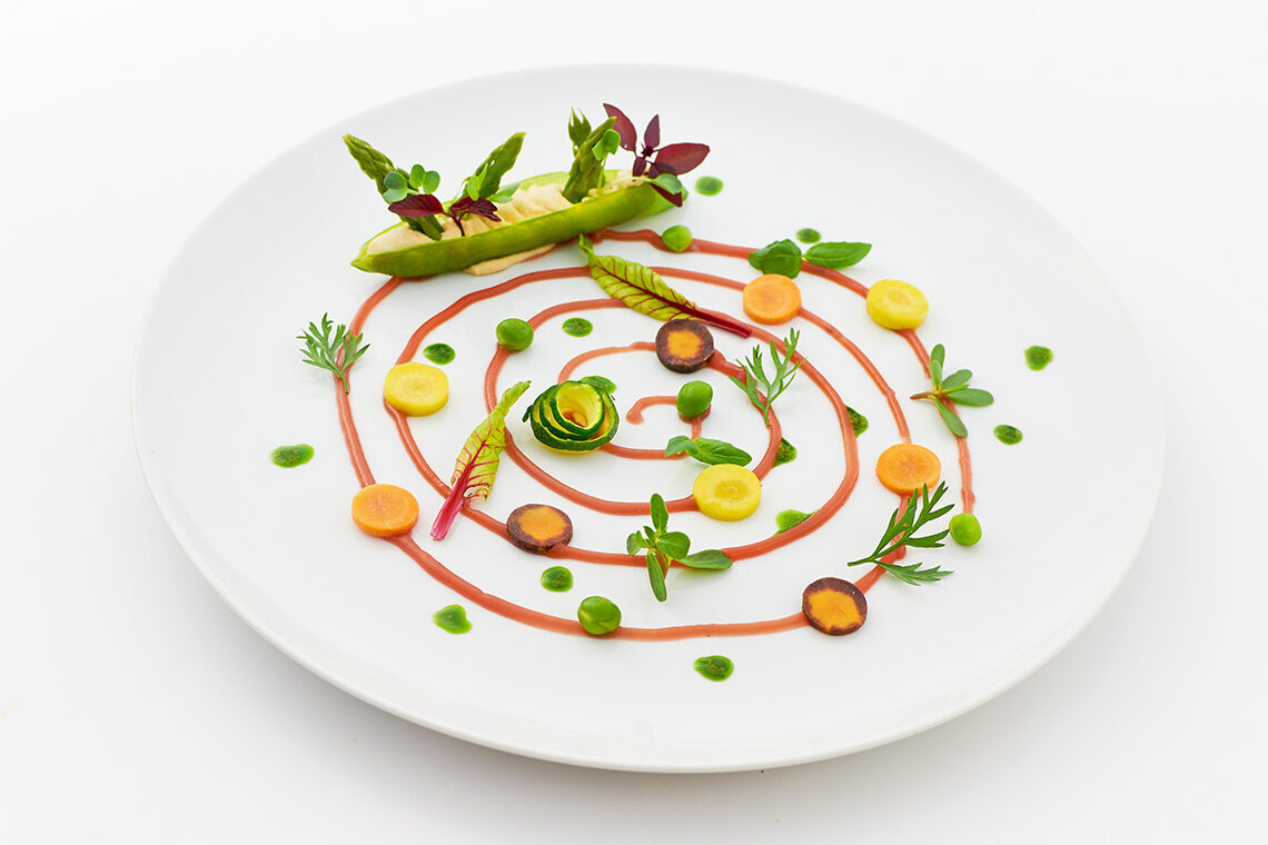 Due passi nell’orto – bacelli ripieni su salsa di carote con verdure ed erbe dell’orto