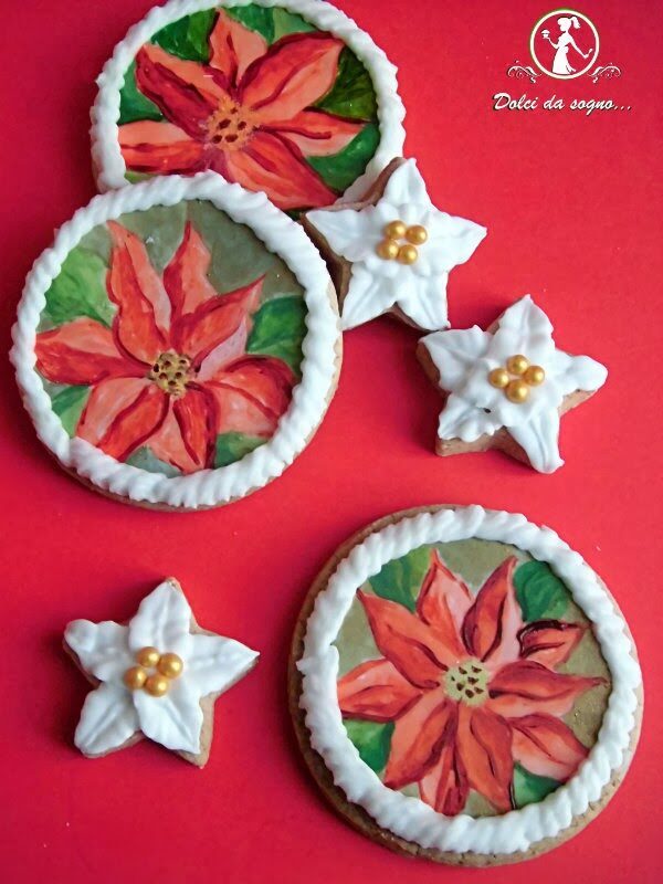 Euphorbia, poinsettia o stella di natale, dipinta sui biscotti