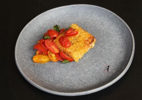 Fa troppo caldo per qualsiasi cosa in forno quindi, usiamo la friggitrice ad aria per un gustoso tempeh con pomodorini