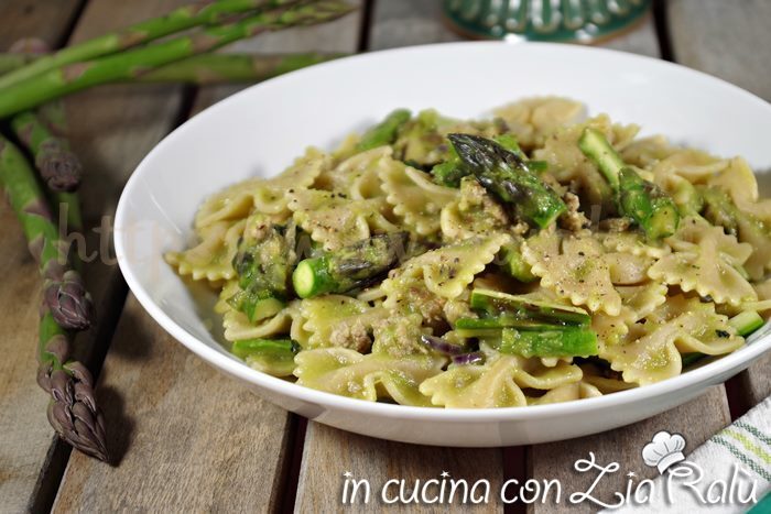 Farfalle agli asparagi e carne in bianco