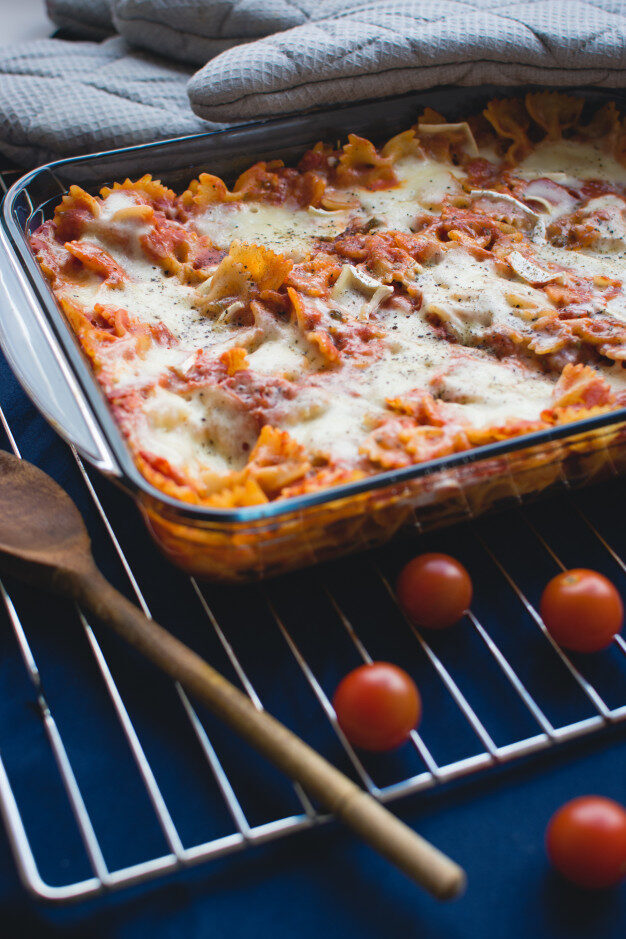 Farfalle al forno con pomodoro e besciamella