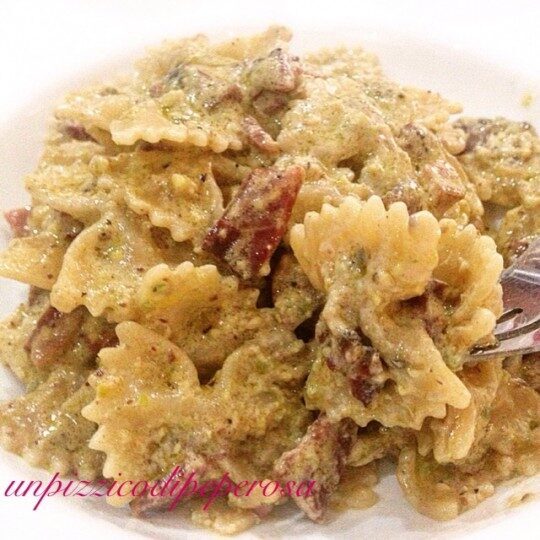 Farfalle al pistacchio con speck e brandy