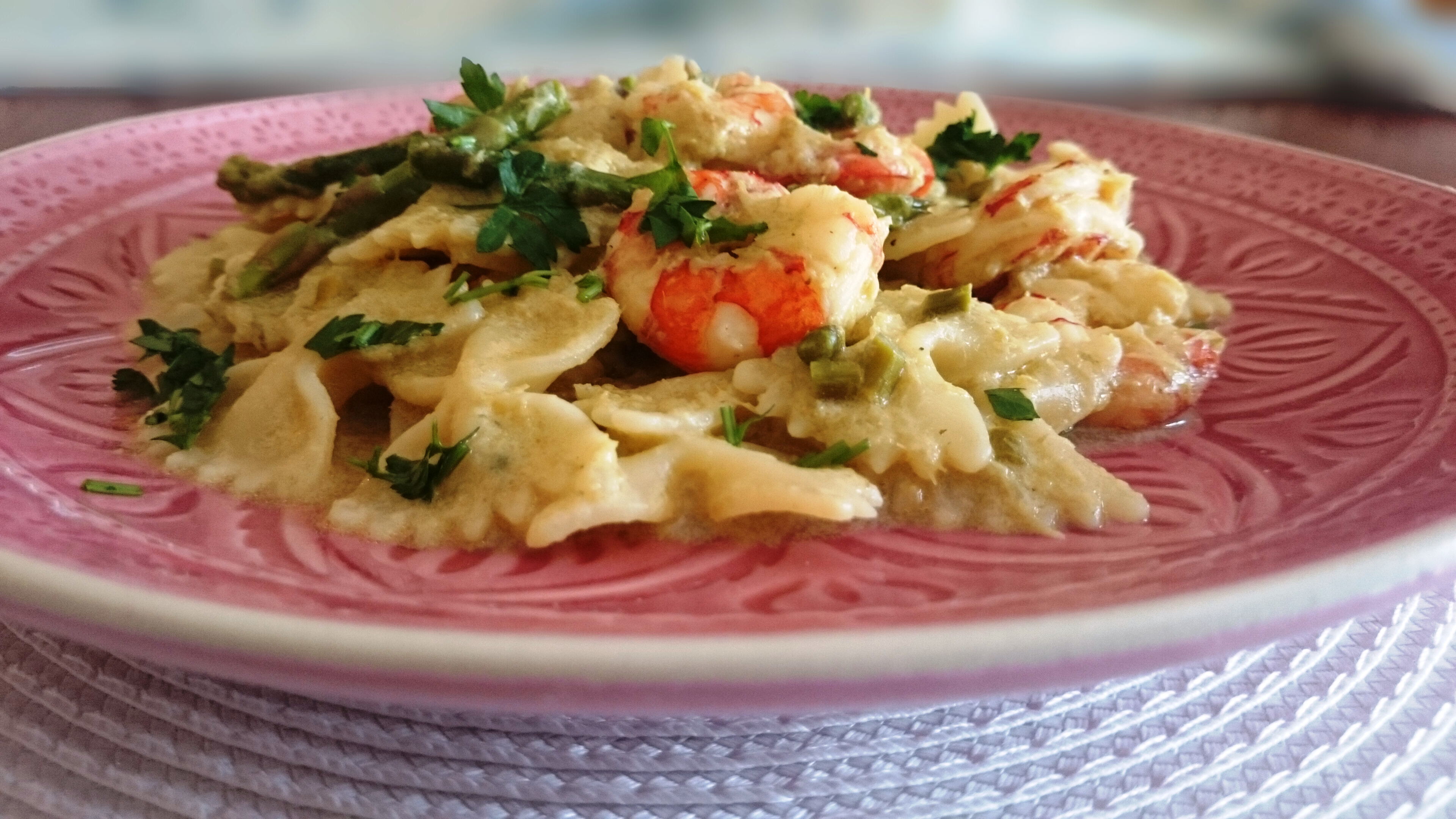 Farfalle con crema di asparagi selvatici e gamberi