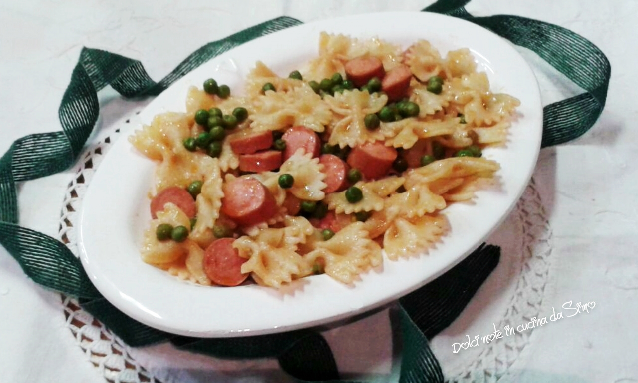 Farfalle con wurstel e piselli