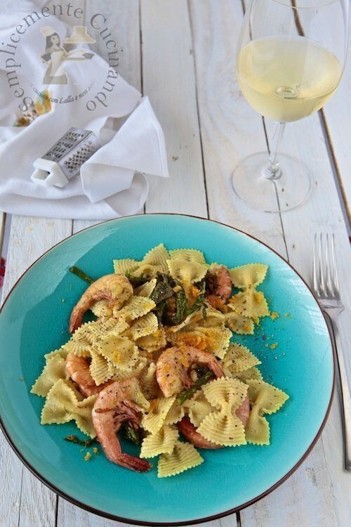 Farfalle con zucchine, gamberi e zafferano