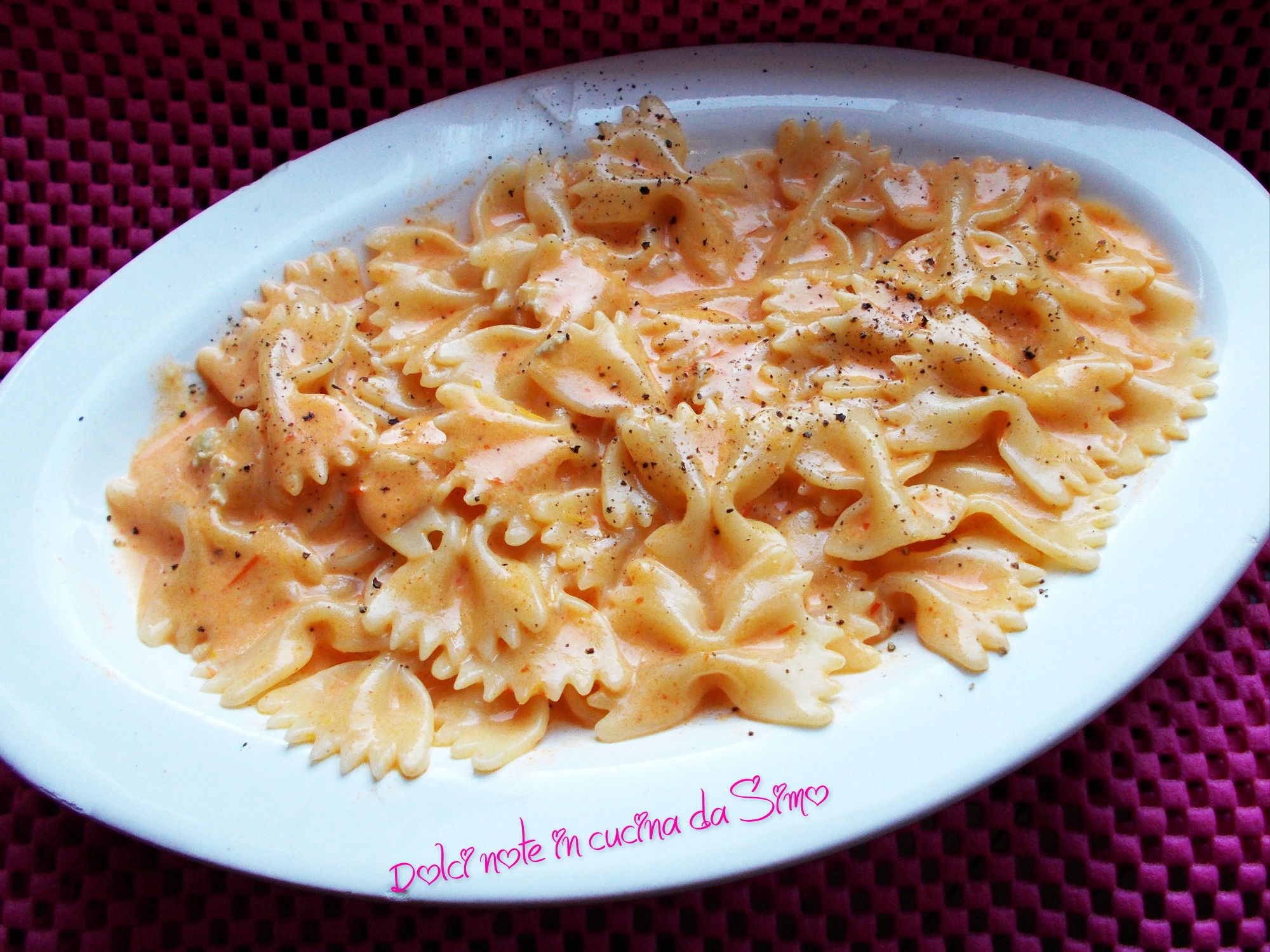 Farfalle cremose con peperoni e gorgonzola