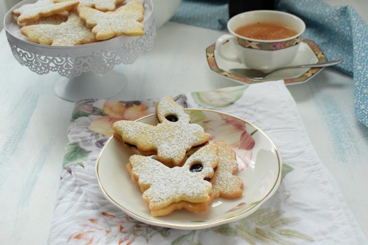 Farfalle di frolla alle mandorle con confettura ai mirtilli
