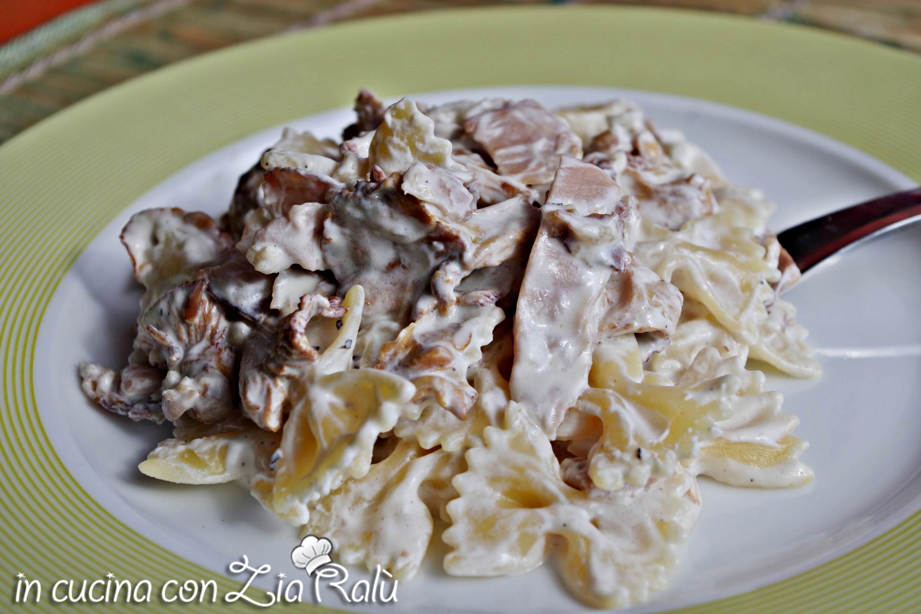 Farfalle finferli e pancetta