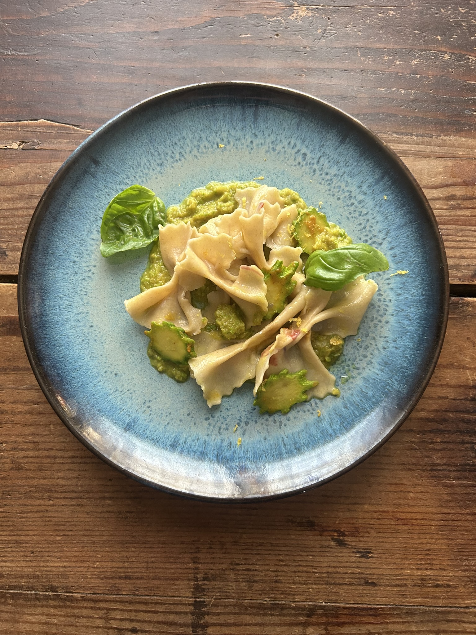 Farfalle pasta e fiori zucchine e zafferano