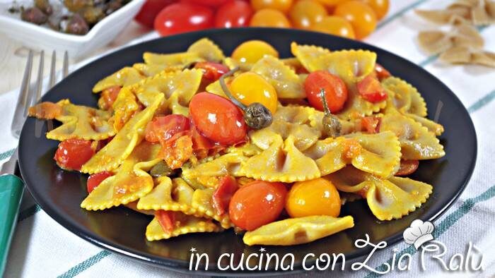 Farfalle pomodori datterini capperi e curcuma