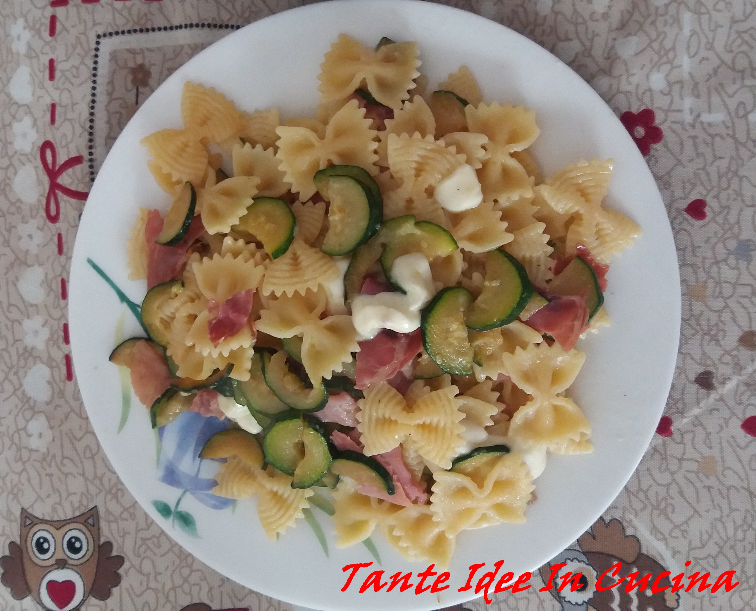 Farfalle rigate con zucchine, crudo e mozzarella