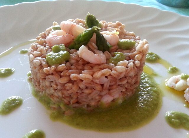 Farro e gamberetti su crema di asparagi