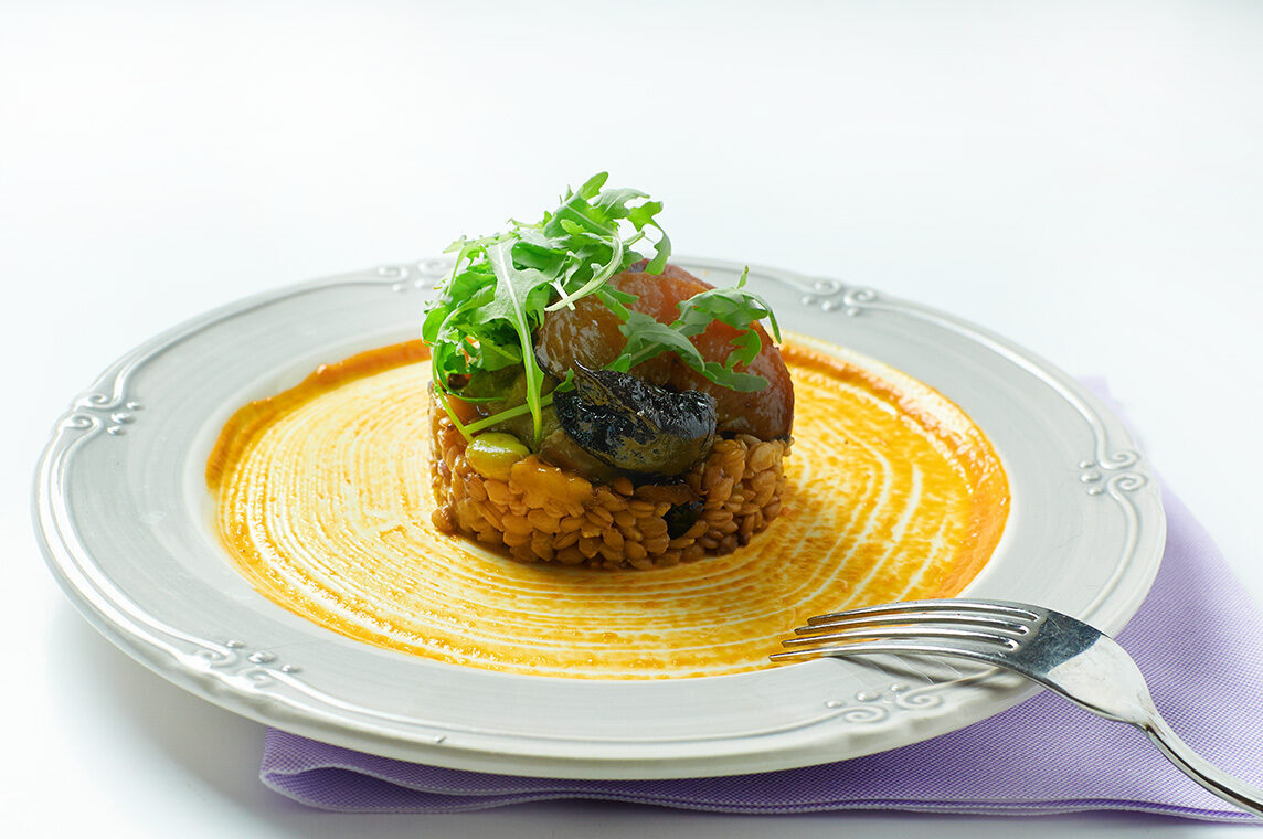 Farro monococco con fave, pesche arrostite e prugne