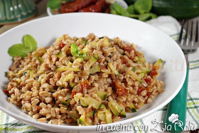 Farro zucchine pomodori secchi e menta