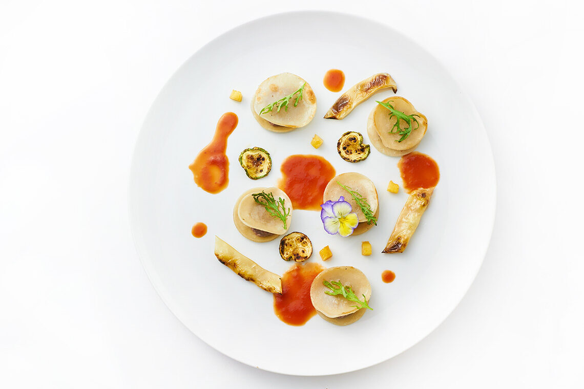 Fazzoletti al vento – ravioli aperti con verdure grigliate e salsa di pomodoro estiva